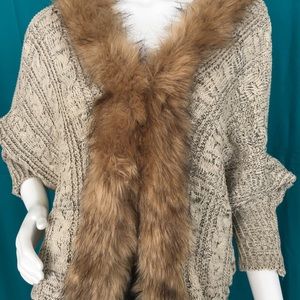 Cardigan with faux fur collar.